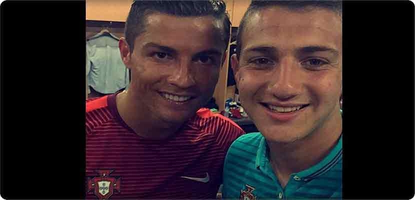 لاعب فريق بورتو البرتغالي، ديوغو دالوت مع إبن بلاده رونالدو