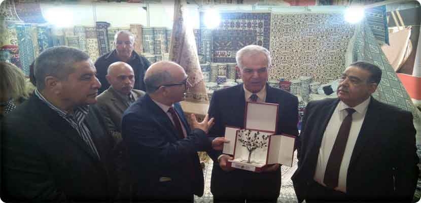 والي سوسة عادل الشيليوي ومدير عام الديوان الوطني للصناعات التقليدية فوزي بن حليمة في افتتاح الدورة الرابعة لمعرض الزربية والنسيج اليدوي بسوسة بتاريخ 23 فبراير 2019، تصوير / عوض سلام