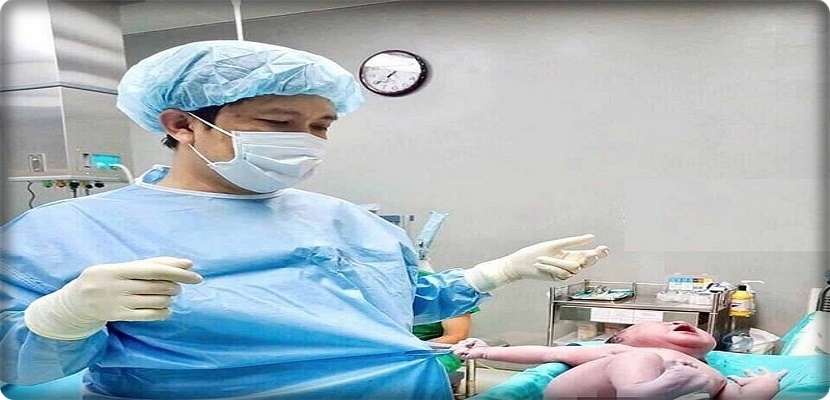 صورة المولود العنيد الذي يمسك بالطبيب