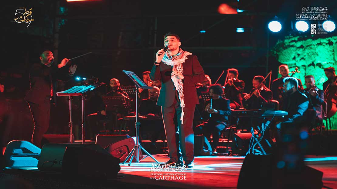 Après deux ans d’absence et de deuil : Mohamed Assaf brise le silence et chante pour Gaza sur la scène de Carthage