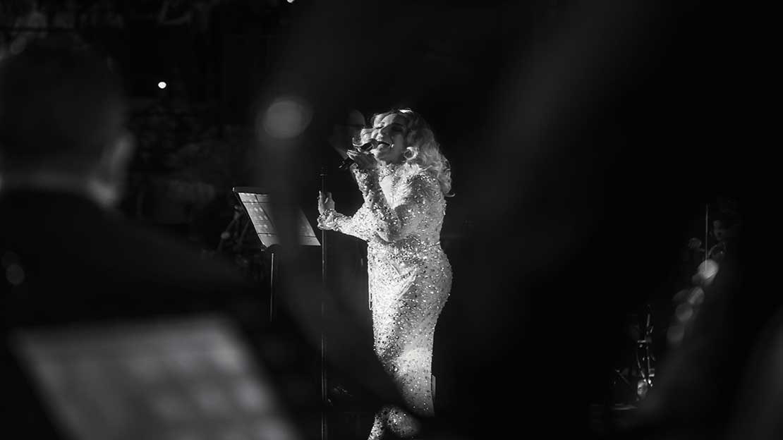Lorsque Sofia Sadok chante la Patrie, l’Amour et la Femme Tunisienne dans sa fête nationale : Un grand retour et une soirée  mémorable s’imposent à Carthage