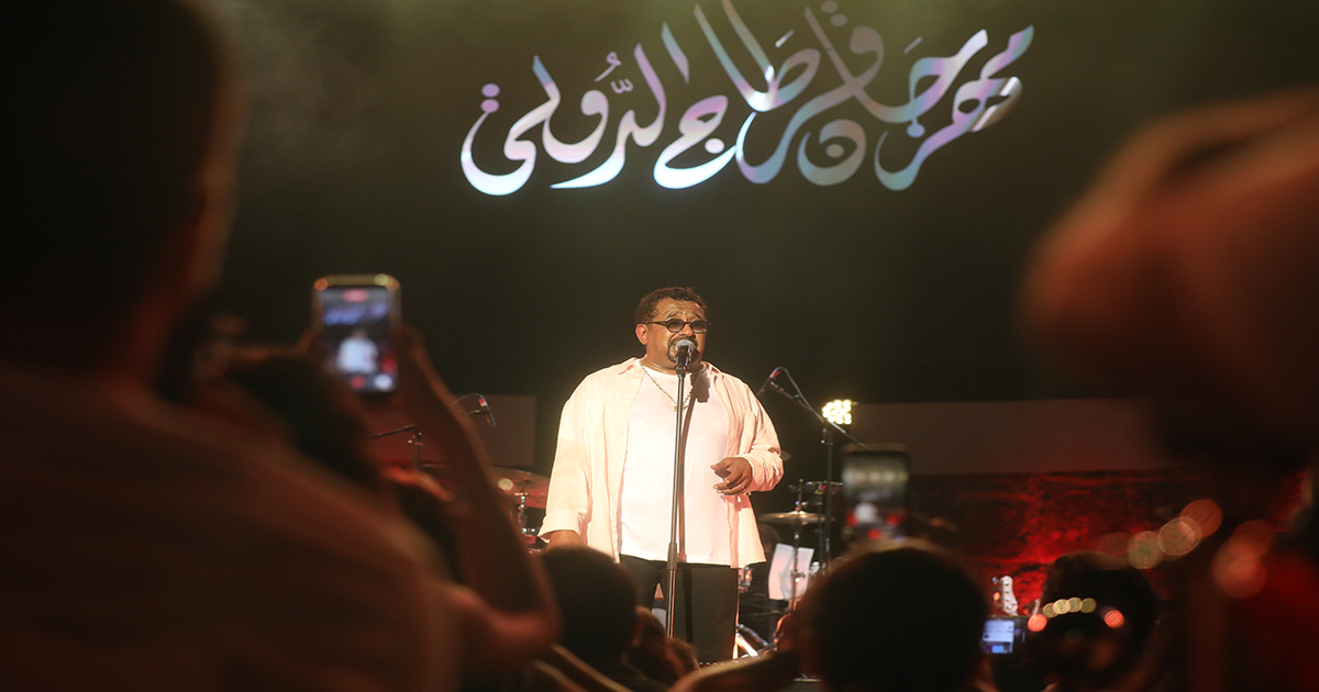 بعد غياب 10 سنوات.. الشاب خالد يُشعل مدارج المسرح الأثري بأغاني الخلود والحرية